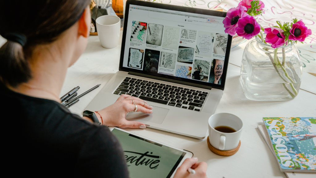 ragazza che crea un sito web alla scrivania con una tazza di caffè